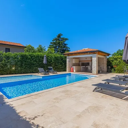 Zely With Outdoor Pool Apartamento Poreč