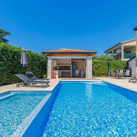 Apartament Zely With Outdoor Pool Poreč