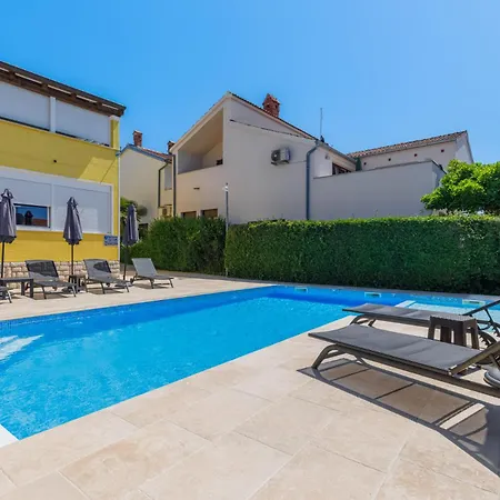 Zely With Outdoor Pool Apartamento Poreč