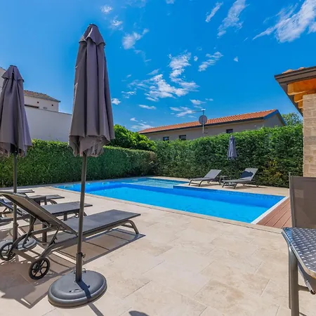 Apartmán Zely With Outdoor Pool