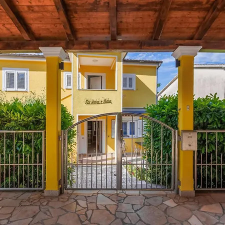 Apartament Zely With Outdoor Pool