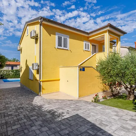 Apartament Zely With Outdoor Pool *
