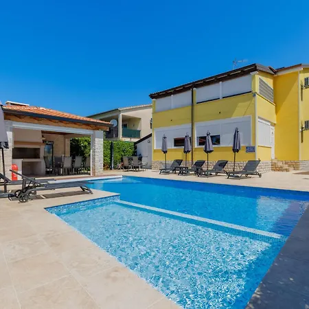 Apartmán Zely With Outdoor Pool *