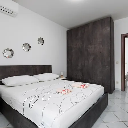 Zely With Outdoor Pool Apartament Poreč