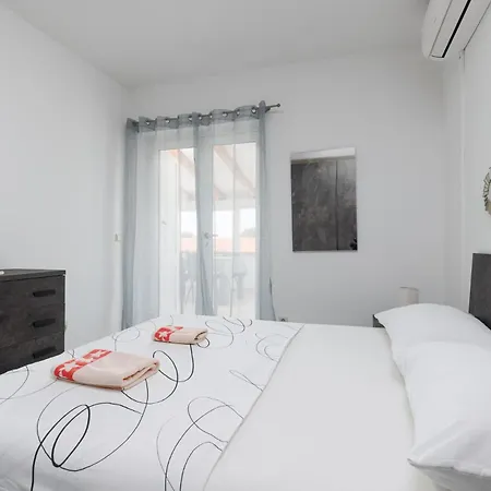 Zely With Outdoor Pool Apartament