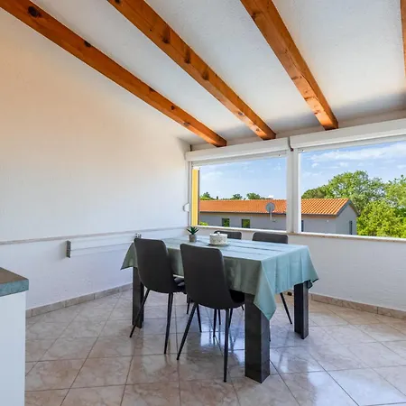 Zely With Outdoor Pool Apartmán Poreč
