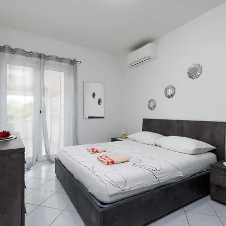 Apartmán Zely With Outdoor Pool *