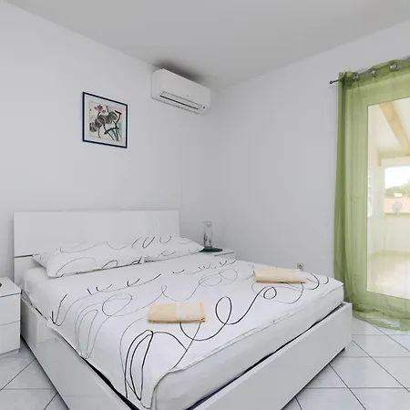 Apartamento Zely With Outdoor Pool