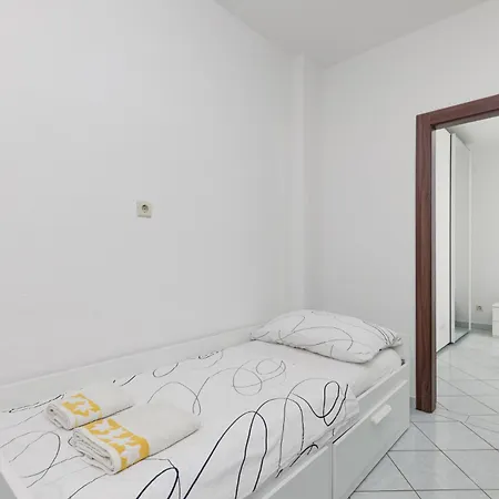Zely With Outdoor Pool Apartament