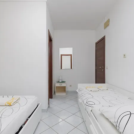 Zely With Outdoor Pool Apartmán *