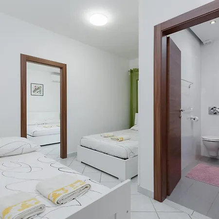 Apartament Zely With Outdoor Pool Poreč