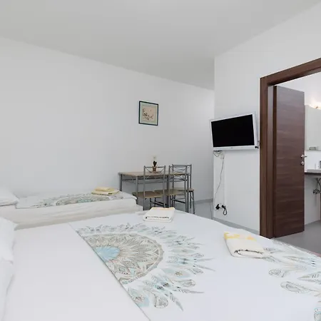 Zely With Outdoor Pool Apartamento Poreč