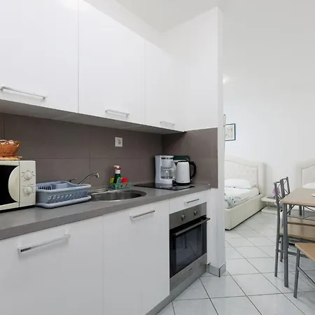 Zely With Outdoor Pool Apartament