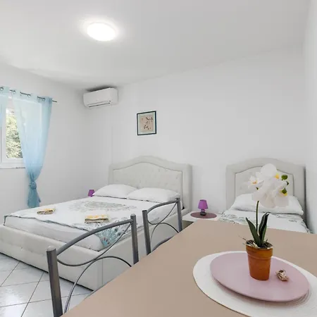 Zely With Outdoor Pool Apartament