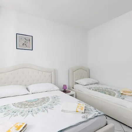 Zely With Outdoor Pool Apartamento *
