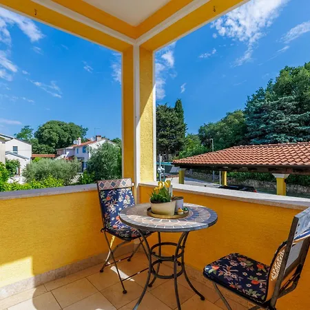 Apartament Zely With Outdoor Pool Poreč